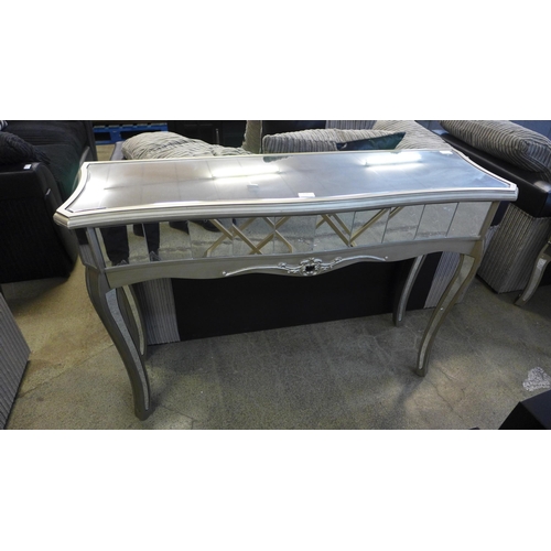 1606 - A silver mirrored console table (crack to front)