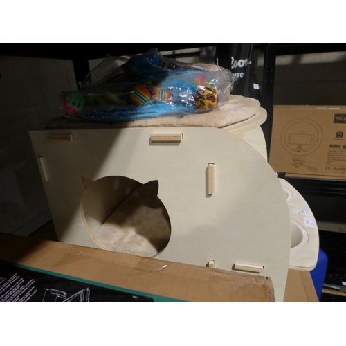 3167 - Zoofari cat house and two packs of cat toys