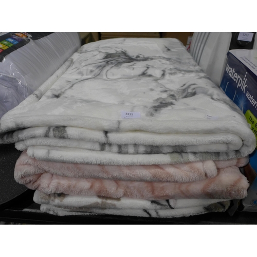 3225 - 3 x Urban Plush Throws   (278-134-136) * This lot is subject to vat