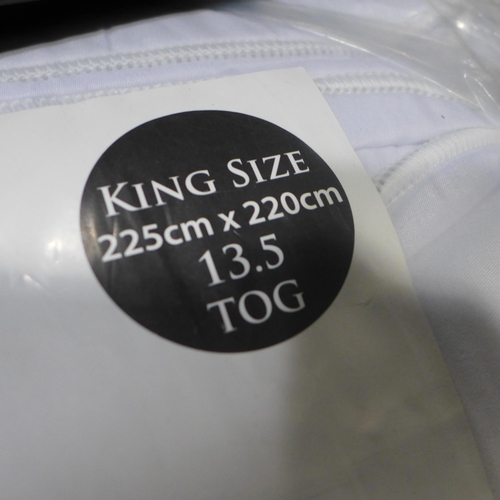 3226 - Hotel Collection King Size 13.5 Tog Duvet 225 x 220cm (278-809)  * This lot is subject to vat