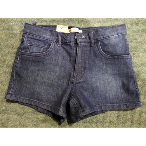 3339 - 20 Youth size 8 Levi's navy denim shorts * this lot is subject to VAT