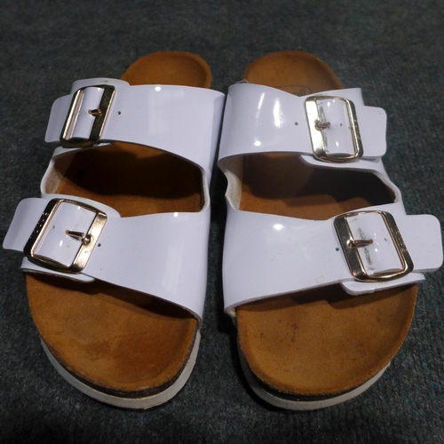 3359 - Pair of women's Scholl Soft Step sandals (size 39) * this lot is subject to VAT