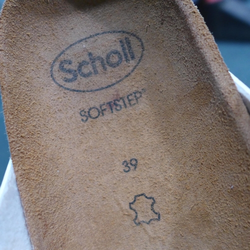 3359 - Pair of women's Scholl Soft Step sandals (size 39) * this lot is subject to VAT