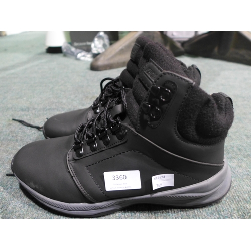 3360 - Pair of men's black Khombu boots (size UK 7) * this lot is subject to VAT