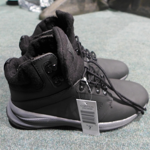 3360 - Pair of men's black Khombu boots (size UK 7) * this lot is subject to VAT