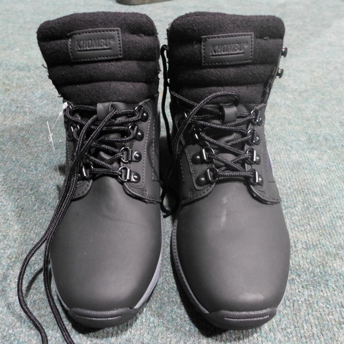 3360 - Pair of men's black Khombu boots (size UK 7) * this lot is subject to VAT