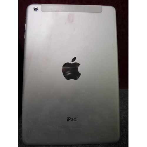 3090 - iPad Md543b/a cellular 16 gb mini tablet - no Charging lead