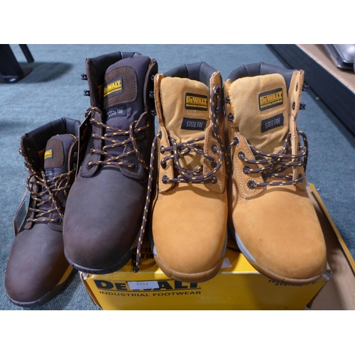 3152 - DeWalt boots, (ODD SIZED/RIGHT BOOTS)     (266-119)  * This lot is subject to vat