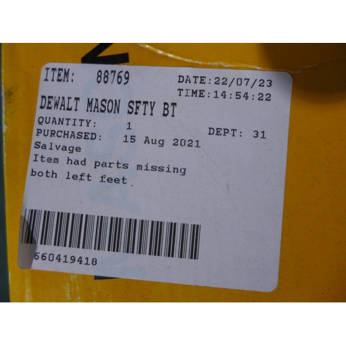 3152 - DeWalt boots, (ODD SIZED/RIGHT BOOTS)     (266-119)  * This lot is subject to vat