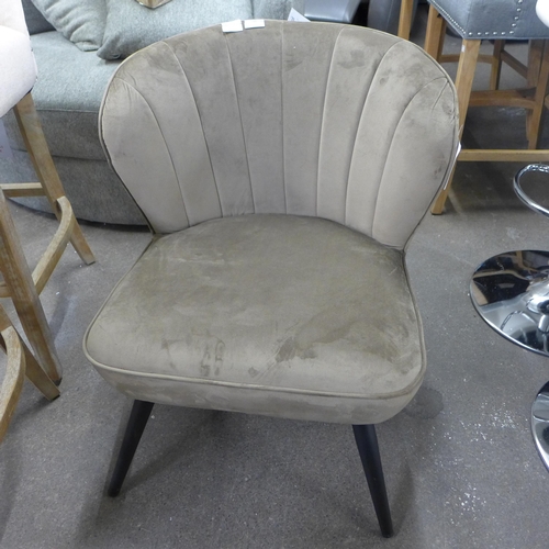 1497 - A Lydel brown shell back side chair