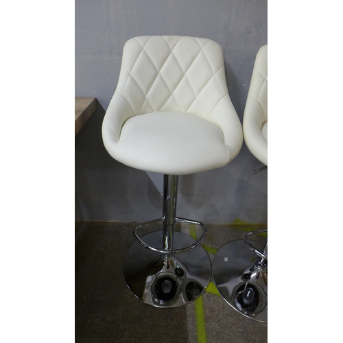 1502 - A pair of Aldin cream upholstered diamond stitching gas lift bar stools