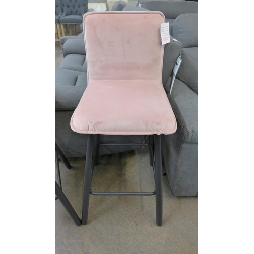 1509 - A pair of bubble gum pink velvet bar stools