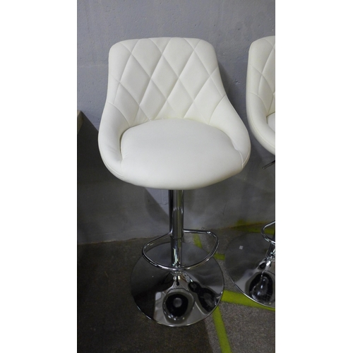 1510 - A pair of Aldin cream upholstered diamond stitching gas lift bar stools