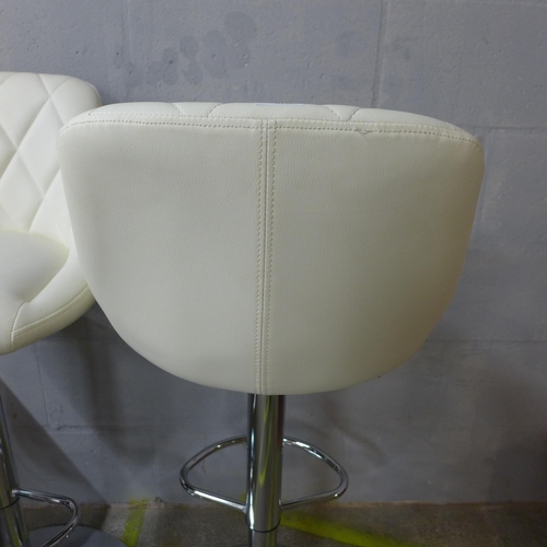 1510 - A pair of Aldin cream upholstered diamond stitching gas lift bar stools