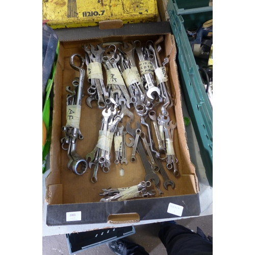 2001 - Box of approx. 80 metric and imperial spanners