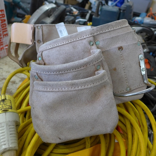 2100 - Roughneck nude suede carpenter's/joiner's tool belt, original RRP £45 and Bosch AHS 40 long reach he... 