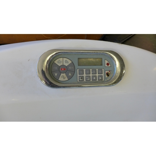 2129 - Luyisi jacuzzi bath with working pump, audio system and side panel with integral Bluetooth radio and... 