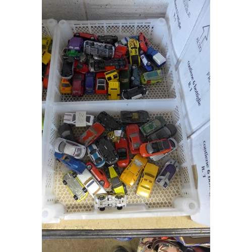 2179 - Approx 100 die cast toy cars and a tub of football figures