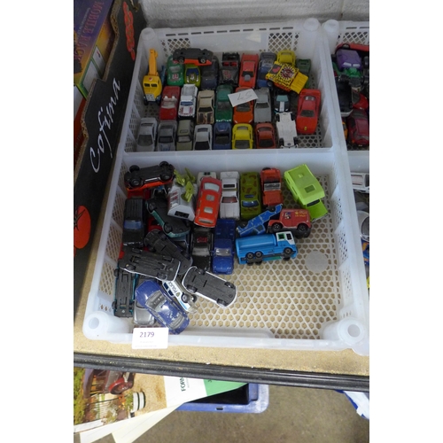 2179 - Approx 100 die cast toy cars and a tub of football figures