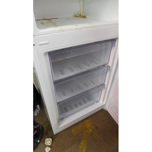 2261 - Beko 5ft tall 60/40 fridge freezer