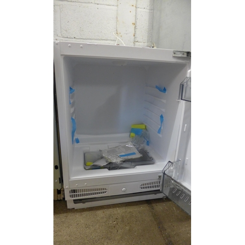 2300 - Integrated fridge