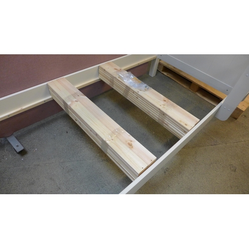 1557 - A white painted bunk bed