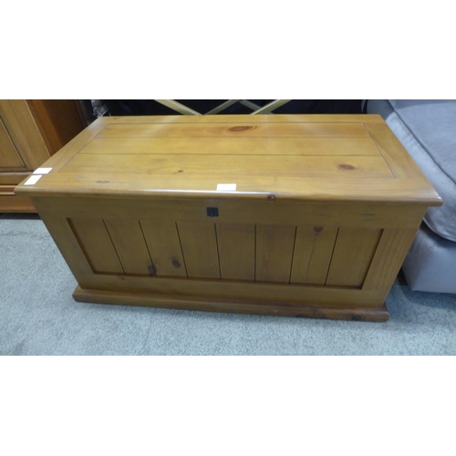 1566 - A pine blanket box