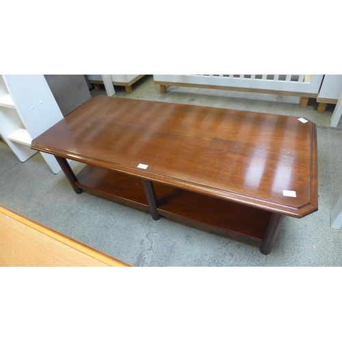 1587 - A mahogany coffee table