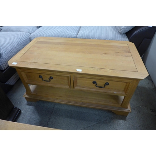 1604 - An oak two drawer coffee table