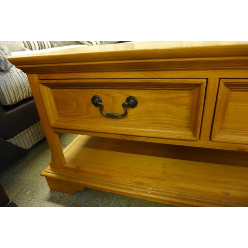 1604 - An oak two drawer coffee table