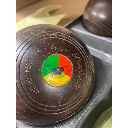 2165 - 4 Henselite 4 7/8 bowls (green bowling) in carry case