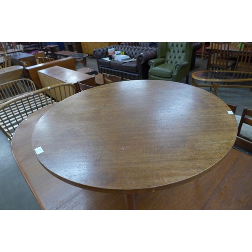 124 - A Gordon Russell teak circular coffee table