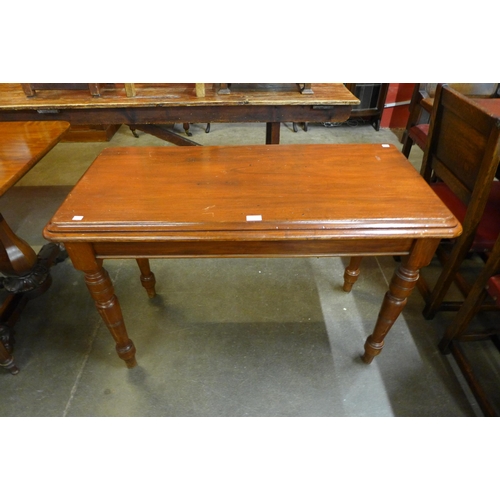 141 - A Victorian mahogany rectangular  tavern table