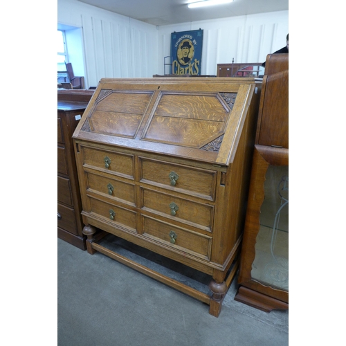 158 - An early 20th Century oak bureau