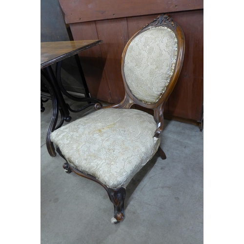 214 - A Victorian walnut and fabric upholstered spoonback lady's chair