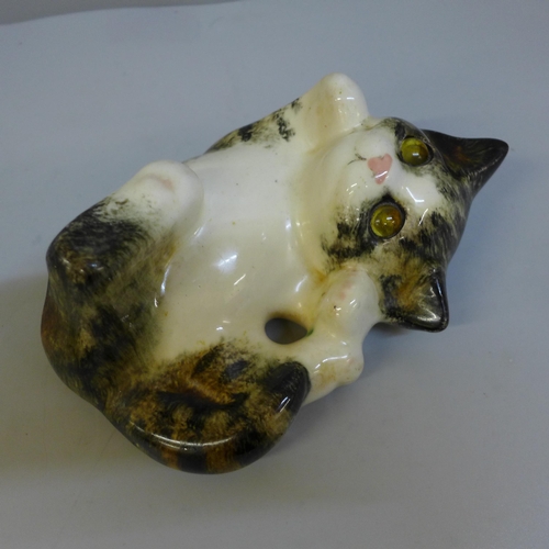 1017 - A small Winstanley model of a kitten, signed on the base with initials G.E.