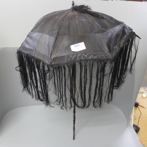 1021 - A Victorian lady's parasol