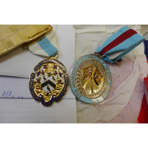 637 - Masonic regalia in a case