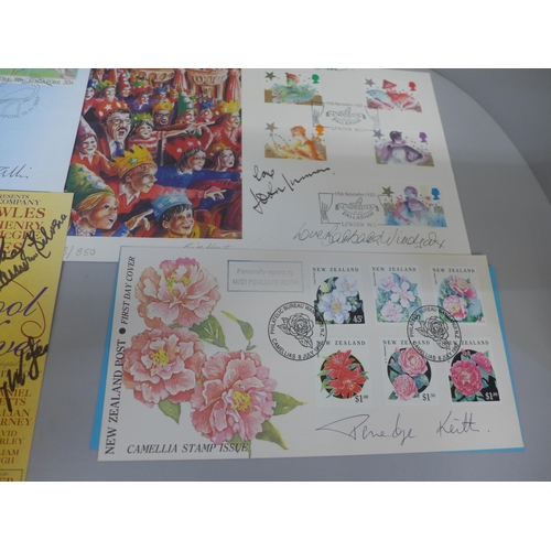 643 - Autographed first day covers including Penelope Keith, John Inman, Peter Sallis, Eric Sykes, Barbara... 