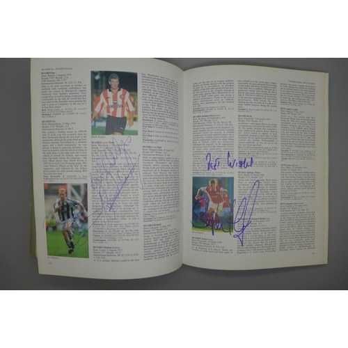 662 - Footballers Fact File 1999-2000, with signatures including Chris Armstrong, Steve Bull, Benito Carbo... 