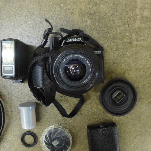 712 - A Minolta Dynax 500si SLR camera, with flash, filters, extension tube and instructions