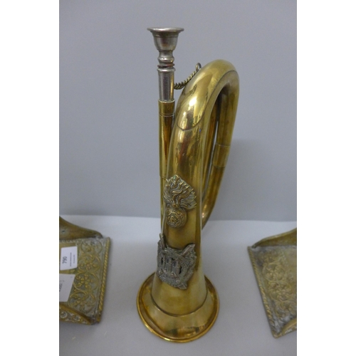 790 - A bugle, a car horn and a pair of brass stirrups