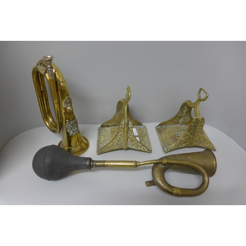 790 - A bugle, a car horn and a pair of brass stirrups