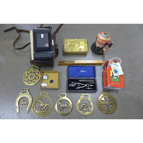 798 - A WWI Christmas tin, a collection of horse brasses, prefect and school badges, a Royal Doulton W.G. ... 