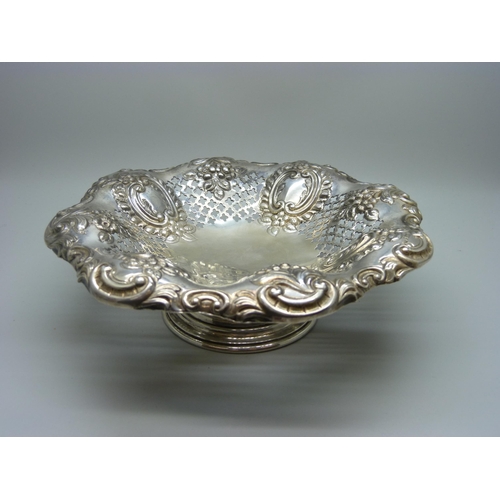 822 - A pierced silver comport, Sheffield 1906, 217g, diameter 19.5cm