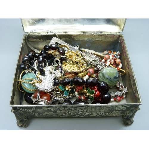 824 - Costume jewellery in Japanese box with detailed scene