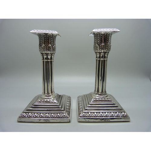 830 - A pair of silver candlesticks, London 1898, 14cm