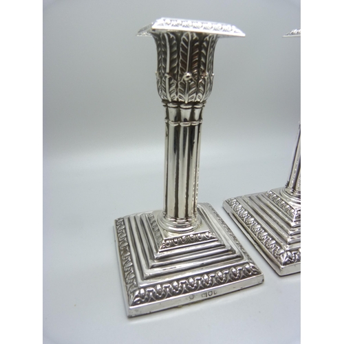 830 - A pair of silver candlesticks, London 1898, 14cm