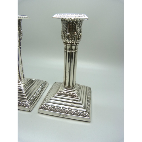 830 - A pair of silver candlesticks, London 1898, 14cm