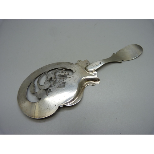 843 - An engraved antique Dutch silver pastry server, 39g, 18cm